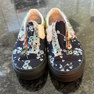 Vans off the wall floral slip on floral size 7.5 in like new condition